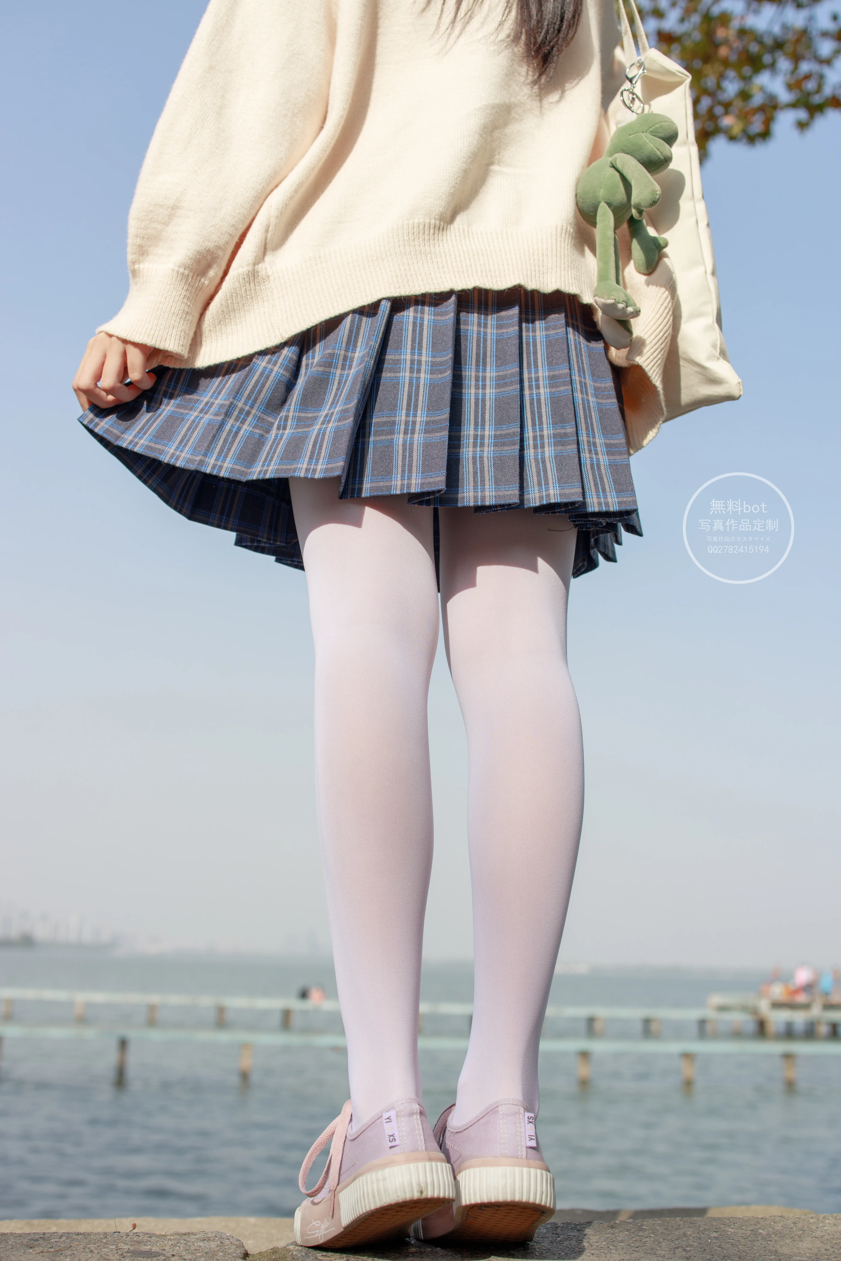 森萝财团 有料004  依依 湖边JK白丝 [77P] 2